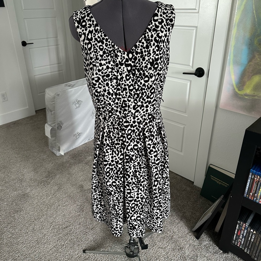 Roz & Ali Black and White Sleeveless V-Neck Midi Dress